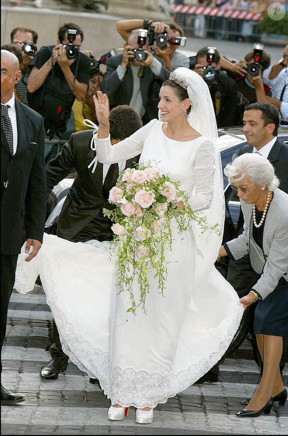 Une magnifique cérémonie célébrée à la basilique Sainte-Marie-des-Anges le 25 septembre 2003 Clotilde Courau et son père - Mariage du prince Emmanuel-Philibert de Savoie et de Clotilde Courau à la basilique Sainte-Marie-des-Anges à Rome le 25 septembre 2003 © AGENCE / BESTIMAGE