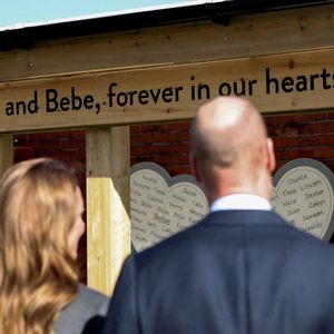 Le prince William, prince de Galles, et Kate Middleton, princesse de Galles, visitent l'école maternelle et primaire de Farnborough Road, pour montrer leur soutien continu à la communauté de Southport après l'attaque  au cours de laquelle trois filles, Alice da Silva Aguiar, Bebe King et Elsie Dot Stancombe, ont été tragiquement tuées lors d'un cours de danse à Southport, Merseyside, Royaume-Uni. © Julien Burton / Bestimage