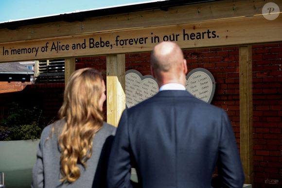 Le prince William, prince de Galles, et Kate Middleton, princesse de Galles, visitent l'école maternelle et primaire de Farnborough Road, pour montrer leur soutien continu à la communauté de Southport après l'attaque  au cours de laquelle trois filles, Alice da Silva Aguiar, Bebe King et Elsie Dot Stancombe, ont été tragiquement tuées lors d'un cours de danse à Southport, Merseyside, Royaume-Uni. © Julien Burton / Bestimage