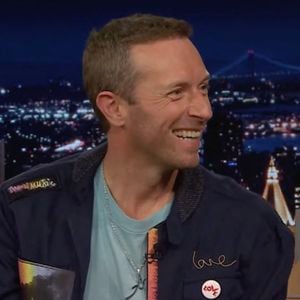 La rock star de Coldplay, Chris Martin, s'est déguisée en musicien ambulant pour tromper le public lors d'une émission de discussion télévisée.
Le chanteur devait apparaître au Tonight Show Starring Jimmy Fallon à New York pour promouvoir le nouvel album Moon Music.
© NBC via JLPPA/Bestimage