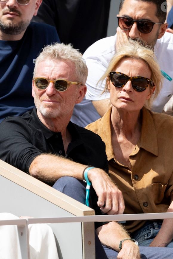 Denis Brogniart et sa femme Hortense Borgniart dans les tribunes lors des Internationaux de France de Tennis de Roland Garros 2025 à Paris, le 29 mai 2025.
Moreau / Jacovides / Bestimage