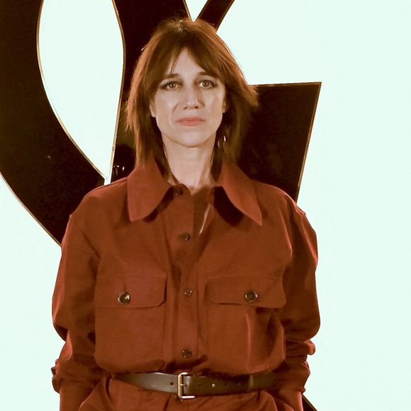 "Je suis de nature maigre, mais je suis complètement tordue avec cette idée-là. J'ai banni plusieurs aliments, j'ai une nature boulimique".

Charlotte Gainsbourg, au photocall du défilé Saint Laurent collection femme automne/hiver 2024-2025 lors de la fashion week à Paris (PFW) le 27 février 2024.

© Olivier Borde / Bestimage