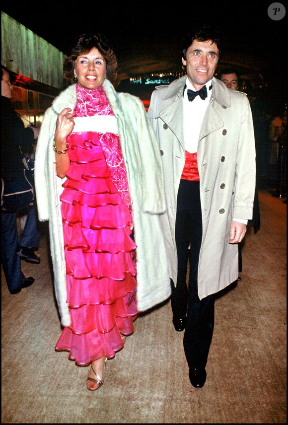Archives - Sacha Distel avec sa femme Francine en soirée.