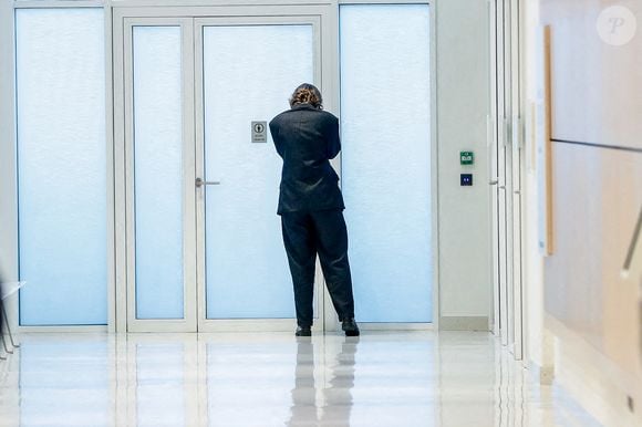 Adèle Haenel a quitté la salle d'audience pour se calmer, après avoir laissé parler sa colère par ces mots "ferme ta gueule" en s'adressant à C.Ruggia - Deuxième jour du procès de C.Ruggia, accusé d'agressions sexuelles sur mineures, dont l'actrice A.Haenel alors âgée entre 12 et 14 ans au moment des faits, devant le tribunal correctionnel de Paris, le 10 décembre 2024.