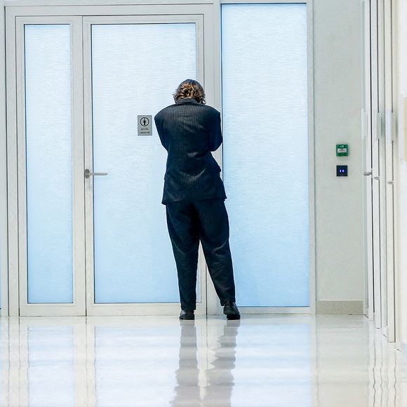 Adèle Haenel a quitté la salle d'audience pour se calmer, après avoir laissé parler sa colère par ces mots "ferme ta gueule" en s'adressant à C.Ruggia - Deuxième jour du procès de C.Ruggia, accusé d'agressions sexuelles sur mineures, dont l'actrice A.Haenel alors âgée entre 12 et 14 ans au moment des faits, devant le tribunal correctionnel de Paris, le 10 décembre 2024.