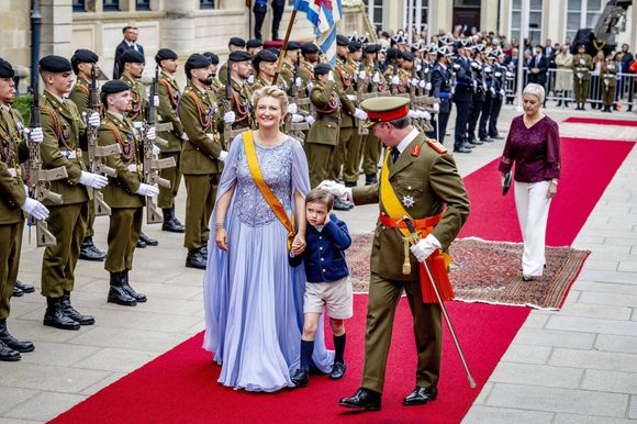 Le grand-duc Guillaume de Luxembourg, la grande-duchesse Stéphanie de Luxembourg (de Lannoy), le prince Charles Jean Philippe Joseph Marie Guillaume, célébrations du changement de souverain au Luxembourg, premier jour à Luxembourg-Ville, Luxembourg, 3 octobre 2025. 
Photo : Dana Press / Bestimage