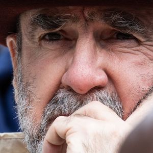 À ses yeux, préserver ses enfants des écrans le plus longtemps possible est un véritable choix éducatif.

Eric Cantona dans les tribunes lors des Internationaux de France de tennis de Roland-Garros 2026, à Paris, en France, le 6 juin 2026. Photo par Jacovides-Moreau/Bestimage