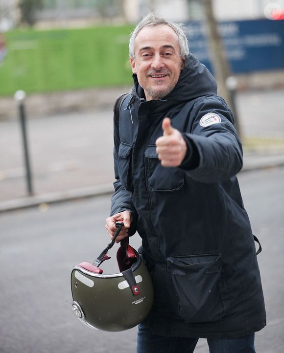 Sébastien Thoen à la sortie de l'émission "Les Grosses Têtes" aux studios RTL à Neuilly-sur-Seine, France, le 21 novembre 2022. © Jonathan Rebboah/Panoramic/Bestimage