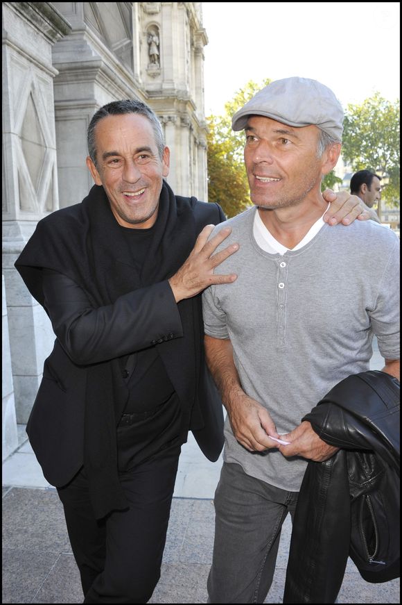 Thierry Ardisson, Laurent Baffie - soirée exceptionnelle pour les associations Laurette Fugain et Grégory Lemarchal sur le parvis de l'hôtel de ville à Paris. 2010. Photographe : COADIC GUIREC / BESTIMAGE