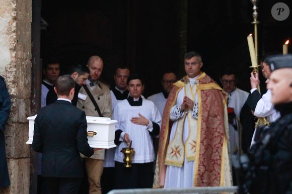 La tante, légèrement plus âgée que son frère, est étudiante dans une faculté aixoise.

Obsèques du petit Emile à la basilique Sainte-Marie-Madeleine de Saint-Maximin-la-Sainte-Baume dans le Var le 8 février 2025.

Photo : Franz Chavaroche / Bestimage
