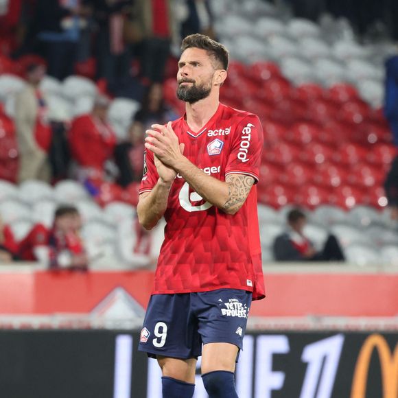 Ce partenariat fait écho aux souvenirs d'enfance de l'athlète, qui accompagnait sa maman faire ses courses dans cette enseigne.

Olivier GIROUD (LOSC Lille) lors du match LOSC Lille vs Le Havre, Ligue 1 J32, Decathlon Arena stade Pierre Mauroy, le 3 mai 2026 - photo Laurent Sanson / PsnewZ