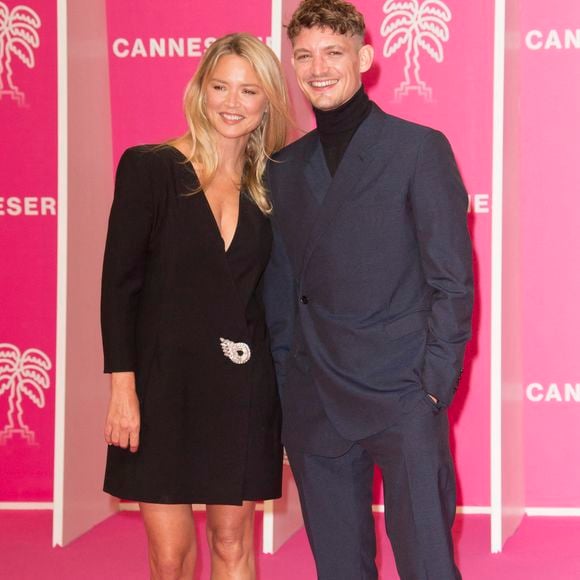 Virginie Efira et son compagnon Niels Schneider durant la seconde soirée du 4eme Canneseries au Palais des Festivals à Cannes, le 9 octobre 2021.
© Christophe Aubert via Bestimage