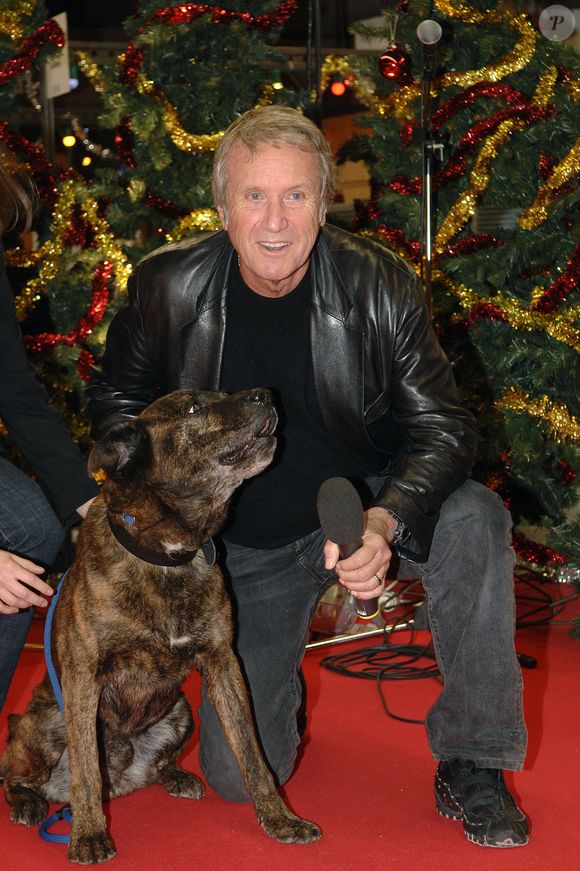 L'acteur Yves Renier assiste au 'Noël des animaux' organisé par la SPA (Association pour la Protection des Animaux) à l'Espace Champerret à Paris, France, le 1er décembre 2007. Photo de Giancarlo Gorassini/ABACAPRESS.COM