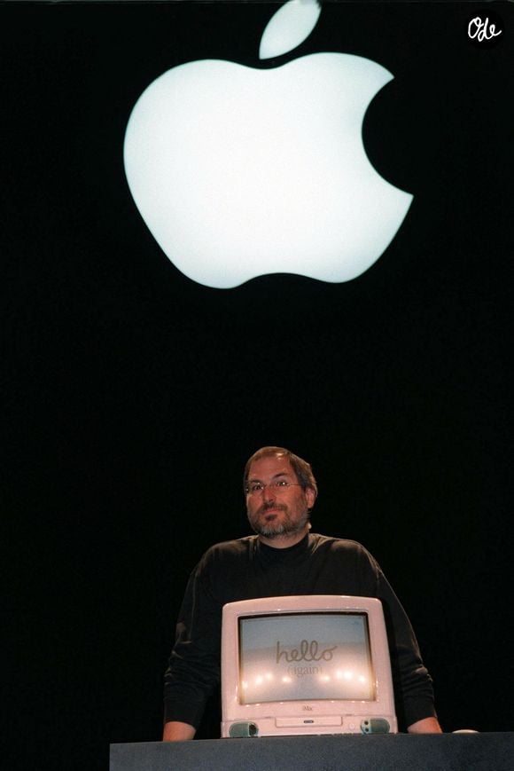 Cette photo d'archive datée du 17 septembre 1998 montre Steve Jobs, fondateur et ex PDG d'Apple Computers, lors d'un de ses célèbres "keynotes", présentant l'iMac à l'Apple Expo à Paris, en France. Photo : Ammar Abd Rabbo/Abaca