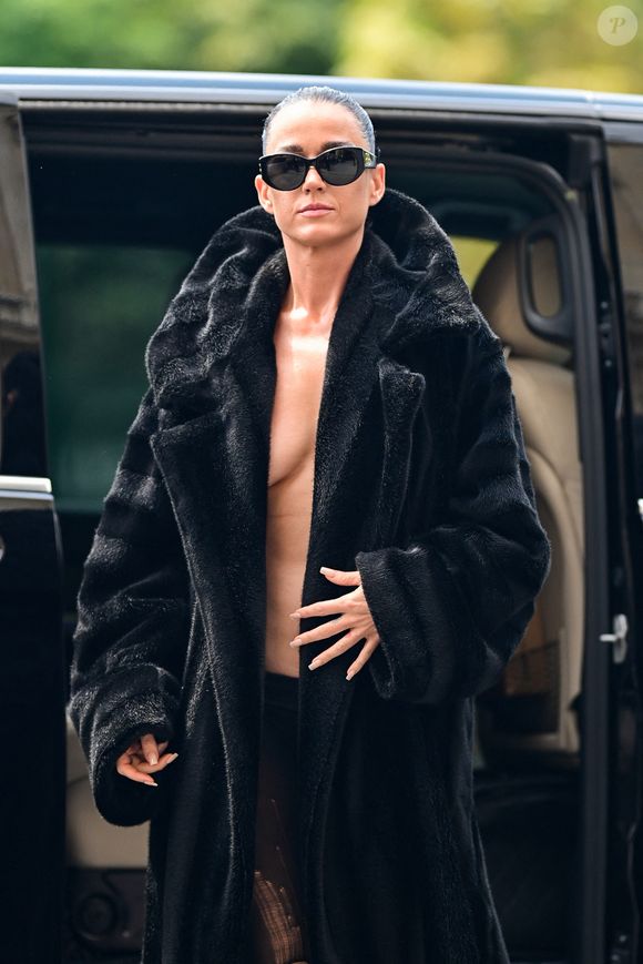 Katy Perry de retour à son hôtel après le défilé Balenciaga lors de la Fashion Week de Paris, France, le 26 juin 2024. © Pierre Perusseau/Bestimage