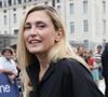 "Ma petite-fille, je t’écris ces mots alors que tu n’es pas encore là, alors que tu ne seras peut-être jamais là. Mais en écrivant ces mots, je tremble à l’idée que peut-être un jour je te rencontrerai, ma petite-fille du XXIe siècle", a-t-elle d'abord confié.

Julie Gayet - Arrivées au cinéma CGR lors de la 18ème édition du Festival du Film Francophone de Angoulême (FFA) le 27 août 2025.

© Coadic Guirec / Bestimage