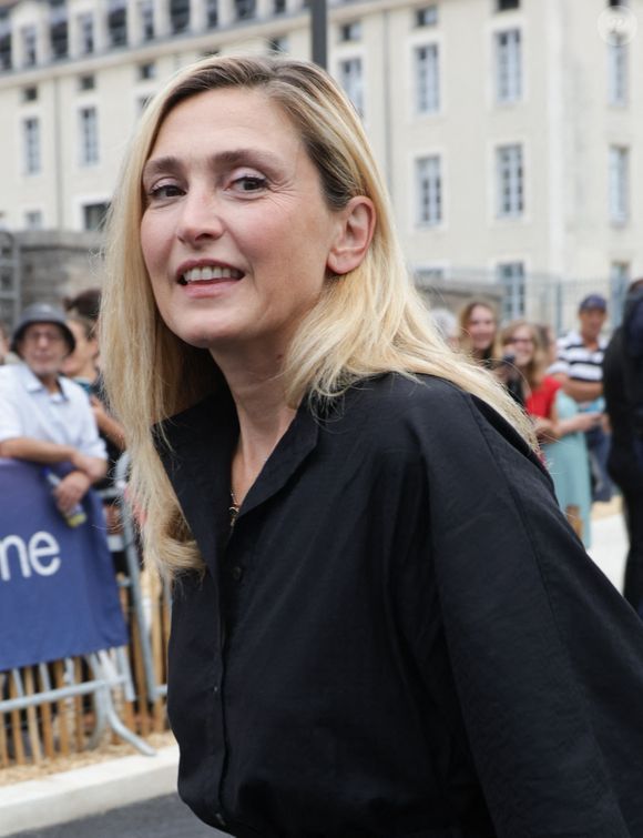 "Ma petite-fille, je t’écris ces mots alors que tu n’es pas encore là, alors que tu ne seras peut-être jamais là. Mais en écrivant ces mots, je tremble à l’idée que peut-être un jour je te rencontrerai, ma petite-fille du XXIe siècle", a-t-elle d'abord confié.

Julie Gayet - Arrivées au cinéma CGR lors de la 18ème édition du Festival du Film Francophone de Angoulême (FFA) le 27 août 2025.

© Coadic Guirec / Bestimage