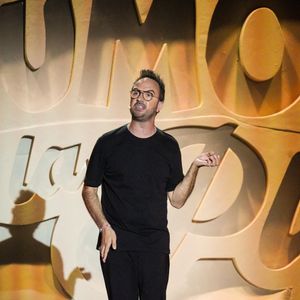 En outre, Jarry confie avoir été privé d'une certaine liberté en tournage, ce qui le dérangeait beaucoup. "J'ai senti que la mécanique était bien maîtrisée, je tombais dans une routine. Je suis quelqu'un de très libre et à la télé, tout est lisse", regrette-t-il.

Exclusif - Jarry - Premier jour de l'enregistrement de l'émission "L'humour à la plage" pour le 1er festival de Juan les Pins à la pinède Gould le 4 juillet 2024.

© JR Santini / Bruno Bebert / Bestimage