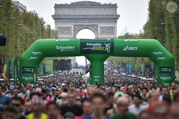 Des coureurs participent au Marathon de Paris 2025 à Paris le 13 avril 2025. Photo by Firas Abdullah/ABACAPRESS.COM
