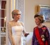 et a opté pour une robe blanche Louis Vuitton qui n'est pas sans rappeler celle d'une mariée
Le soir du 23 juin 2025, Leurs Majestés le roi Harald V et la reine Sonja de Norvège ont offert un dîner d'État au Palais royal d'Oslo en l'honneur du président français Emmanuel Macron et de la Première dame Brigitte Macron, dans le cadre de leur visite officielle en Norvège. Des membres de la famille royale norvégienne, dont le prince héritier Haakon, la princesse héritière Mette-Marit et la princesse Alexandra, étaient également présents. Photo : Jeanne Accorsini/Pool/ABACAPRESS.COM