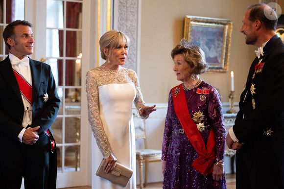 et a opté pour une robe blanche Louis Vuitton qui n'est pas sans rappeler celle d'une mariée

Le soir du 23 juin 2025, Leurs Majestés le roi Harald V et la reine Sonja de Norvège ont offert un dîner d'État au Palais royal d'Oslo en l'honneur du président français Emmanuel Macron et de la Première dame Brigitte Macron, dans le cadre de leur visite officielle en Norvège. Des membres de la famille royale norvégienne, dont le prince héritier Haakon, la princesse héritière Mette-Marit et la princesse Alexandra, étaient également présents. Photo : Jeanne Accorsini/Pool/ABACAPRESS.COM