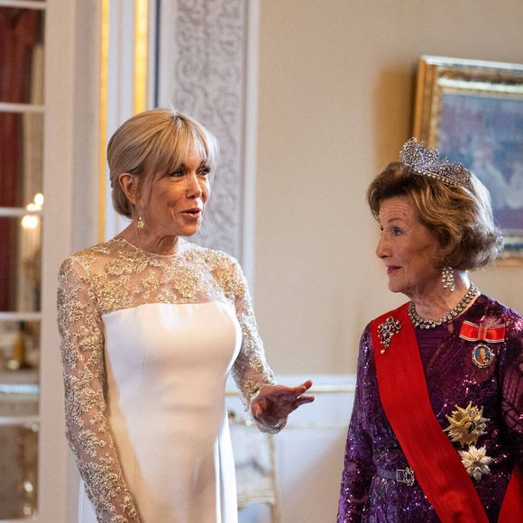 et a opté pour une robe blanche Louis Vuitton qui n'est pas sans rappeler celle d'une mariée

Le soir du 23 juin 2025, Leurs Majestés le roi Harald V et la reine Sonja de Norvège ont offert un dîner d'État au Palais royal d'Oslo en l'honneur du président français Emmanuel Macron et de la Première dame Brigitte Macron, dans le cadre de leur visite officielle en Norvège. Des membres de la famille royale norvégienne, dont le prince héritier Haakon, la princesse héritière Mette-Marit et la princesse Alexandra, étaient également présents. Photo : Jeanne Accorsini/Pool/ABACAPRESS.COM