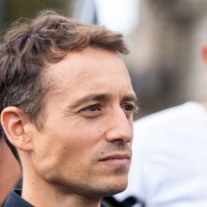 Le journaliste français Hugo Clément lors d'une manifestation de soutien à l'ONG Sea Shepherd du fondateur canadien Paul Watson à Paris le 4 septembre 2024. Photo par Alexis Jumeau/ABACAPRESS.COM