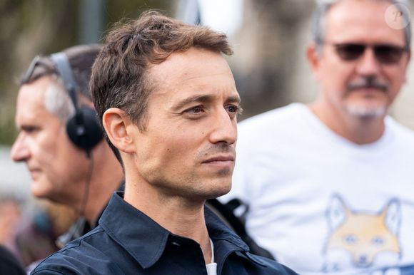 Le journaliste français Hugo Clément lors d'une manifestation de soutien à l'ONG Sea Shepherd du fondateur canadien Paul Watson à Paris le 4 septembre 2024. Photo par Alexis Jumeau/ABACAPRESS.COM
