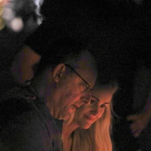 Exclusif - Arrivée samedi 16 février 2019 à Saint-Barthélemy pour les vacances scolaires des filles, Laeticia Hallyday est venue se recueillir sur la tombe de Johnny avec ses filles Jade et Joy, sa mère Françoise Thibaut et Jean Reno avec sa femme Zofia Borucka au cimetière marin de Lorient à Saint-Barthélemy. (Agence / Bestimage).