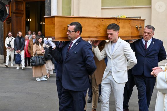 Benjamin costume crème (petit-fils de E.Leclercq) porte le cercueil de la défunte à la sortie des obsèques d'Evelyne Leclercq en la cathédrale Sainte-Réparate de Nice, France, le 13 janvier 2026. Une tenue blanche ou claire est souhaitée pour la cérémonie. Ni fleurs, ni couronnes. Selon la volonté de la défunte Evelyne, des dons en faveur du pôle cancérologie Arnault Tzanck pourront être effectués par chèque à l'ordre de FDD AAT ou via un lien numérique HelloAsso - Campagne de dons, Institut du Cancer de Mougins. © Bruno Bebert/Bestimage