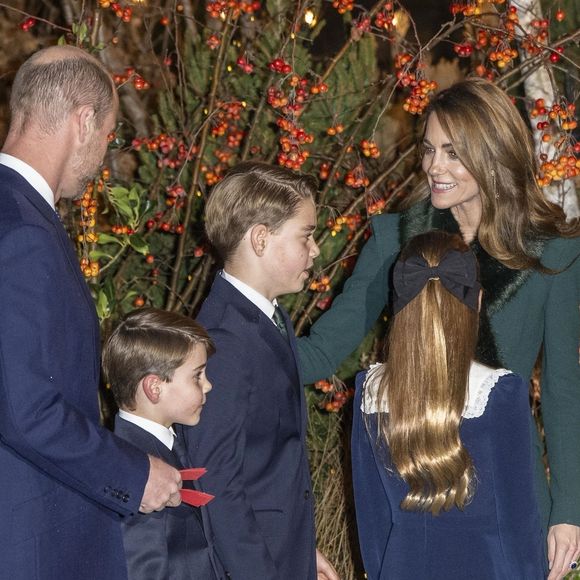 Le prince William (Le prince William, prince de Galles), le prince de Galles, Catherine, princesse de Galles (Catherine "Kate" Middleton, princesse de Galles), le prince George (Le prince George de Galles), le prince Louis (Le prince Louis de Galles) et la princesse Charlotte (La princesse Charlotte de Galles) assistent à la cérémonie de chants "Together At Christmas" à l'abbaye de Westminster. Photo par Backgrid UK/ Bestimage