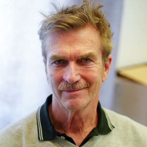 Avant de se tourner vers les plateaux de tournage, l'acteur envisageait une carrière médicale. 

Exclusif - Philippe Caroit - 3ème édition du Festi’Aubagne, festival populaire de rencontres avec les comédiens et professionnels du petit et grand écran et de la scène, à l'Espace des Libertés à Aubagne le 29 mars 2025. © Anne-Sophie Guebey / Bestimage