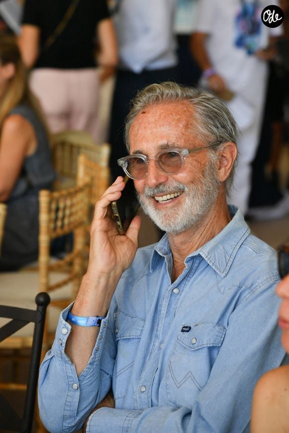 Avec le recul, il reconnaît que son insécurité avait rendu leur relation difficile et estime qu’elle a bien fait de partir.

Thierry Lhermitte dans l’espace VIP “le Pavillon Eiffel,” lors de la 12ème édition Longines Paris Eiffel Jumping au pied de la Tour Eiffel sur le Champ-de-Mars à Paris, France le 21 juin 2026 © Perusseau / Veeren / Bestimage