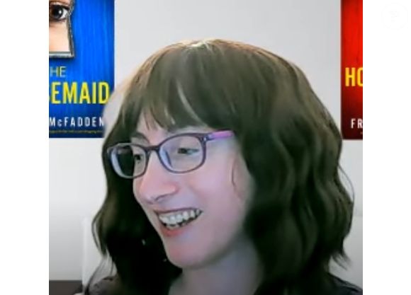 Freida McFadden mise à l'honneur via la chaîne YouTube - Novel Suspects - 2023 (Capture d'écran).