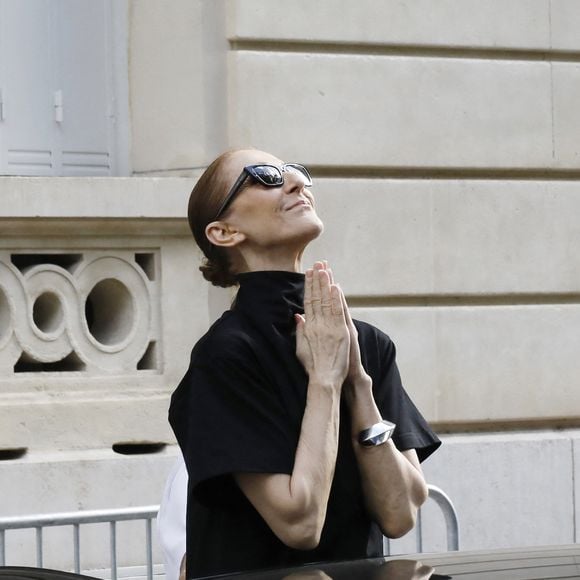 Cette même année, il l'avait également accompagnée aux Jeux Olympiques de Paris pour son live magistral à la Tour Eiffel.

Céline Dion - Céline Dion acclamée par ses fans à la sortie du palace Royal Monceau à Paris, le 4 septembre 2026. © Marc Ausset-Lacroix/Bestimage