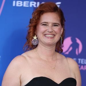 Sacrée Humoriste de l'année aux Auguste de l'humour le 2 février dernier, elle reste très vigilante face aux faux régimes miracles sur le web.

Elodie Poux - Cérémonie d'ouverture du 64ème Festival de Télévision de Monte Carlo au Grimaldi Forum de Monaco le 13 juin 2025.
© Denis Guignebourg / Bestimage