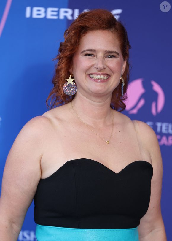 Sacrée Humoriste de l'année aux Auguste de l'humour le 2 février dernier, elle reste très vigilante face aux faux régimes miracles sur le web.

Elodie Poux - Cérémonie d'ouverture du 64ème Festival de Télévision de Monte Carlo au Grimaldi Forum de Monaco le 13 juin 2025.
© Denis Guignebourg / Bestimage