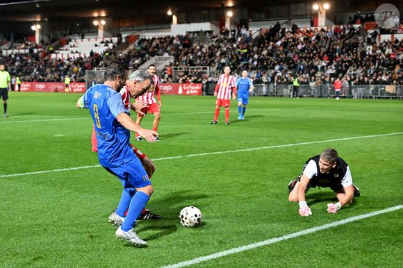 Ludovic Giuly durant la première édition du « match des légendes » opposant l'équipe des Légendes, les anciens de Cannes, à l'équipe des Etoiles avec pour capitaine Didier Deschamps, au stade Pierre de Coubertin à Cannes, le 30 octobre 2025. Les Légendes cannoises, coachées par Luis Fernandez et supportées par Zinedine Zidane qui portait les couleurs cannoises, mais qui n'a pas joué, ont remporté le match 3 à 2. Tous les bénéfices de la soirée seront reversés aux associations les Etoiles de l'Espoir, à l'association Adrien et à l'association Clin d'Oeil, qui oeuvrent pour les plus démunis et la jeunesse. © Bruno Bebert / Dominique Jacovides / Bestimage
