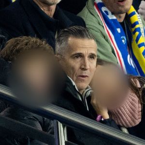 Guillaume Canet et ses enfants Marcel et Louise dans les tribunes du match de qualification de la Coupe du monde 2026 entre la France contre l'Ukraine (4-0) au Parc des Princes à Paris le 13 novembre 2025. © Cyril moreau/Bestimage