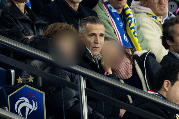 Guillaume Canet et ses enfants Marcel et Louise dans les tribunes du match de qualification de la Coupe du monde 2026 entre la France contre l'Ukraine (4-0) au Parc des Princes à Paris le 13 novembre 2025. © Cyril moreau/Bestimage