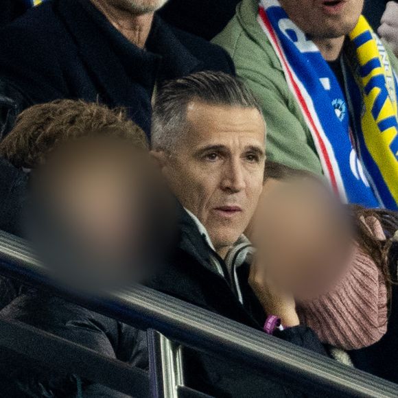 Guillaume Canet et ses enfants Marcel et Louise dans les tribunes du match de qualification de la Coupe du monde 2026 entre la France contre l'Ukraine (4-0) au Parc des Princes à Paris le 13 novembre 2025. © Cyril moreau/Bestimage