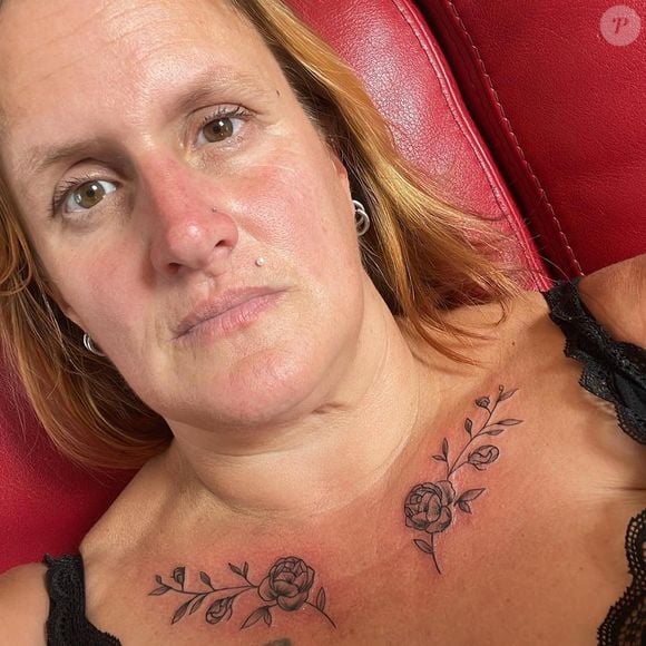 En larmes sur les clichés, la jeune femme semble particulièrement émue et ravie de pouvoir enfin s'unir officiellement à l'agriculteur qu'elle a rencontré après la diffusion de l'émission sur M6.

Charles, agriculteur de "L'amour est dans le pré", présente sa nouvelle compagne Séverine.