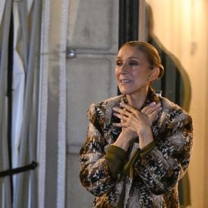 Céline Dion, de retour d'une séance intense de répétitions, prend le temps de saluer ses fans devant l'hôtel Royal Monceau à Paris le 9 septembre 2026 © Lionel Urman / Bestimage