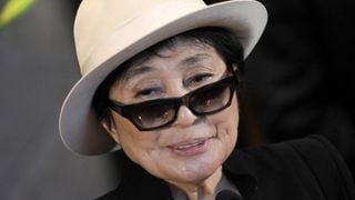 Le jour où... Yoko Ono a dépensé une fortune pour acheter une brindille qu'elle pensait être un poil de la moustache de...