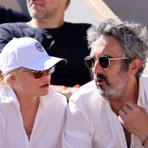 Emmanuelle Béart et son compagnon Frédéric Chaudier dans les tribunes de la finale homme des Internationaux de France de tennis de Roland Garros 2024 à Paris le 9 juin 2024. © Jacovides-Moreau/Bestimage