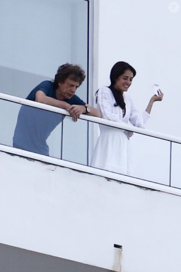 Mick Jagger et sa compagne Melanie Hamrick au balcon de leur hôtel à Miami. Le 29 août 2019. (Backgrid USA / Bestimage).