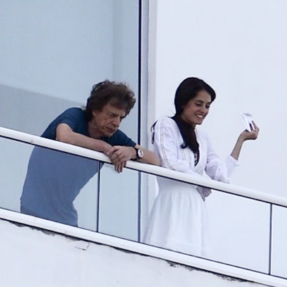 Mick Jagger et sa compagne Melanie Hamrick au balcon de leur hôtel à Miami. Le 29 août 2019. (Backgrid USA / Bestimage).