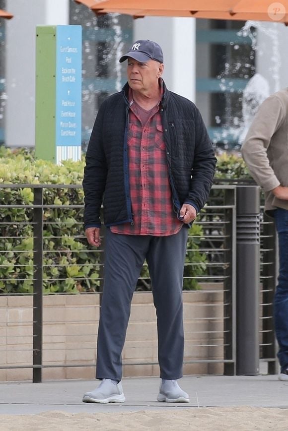 Exclusif - Bruce Willis profite de la brise océanique alors qu'il est aperçu en train de prendre son petit-déjeuner avec quelques amis à Santa Monica le 18 décembre 2023. Backgrid USA / Bestimage