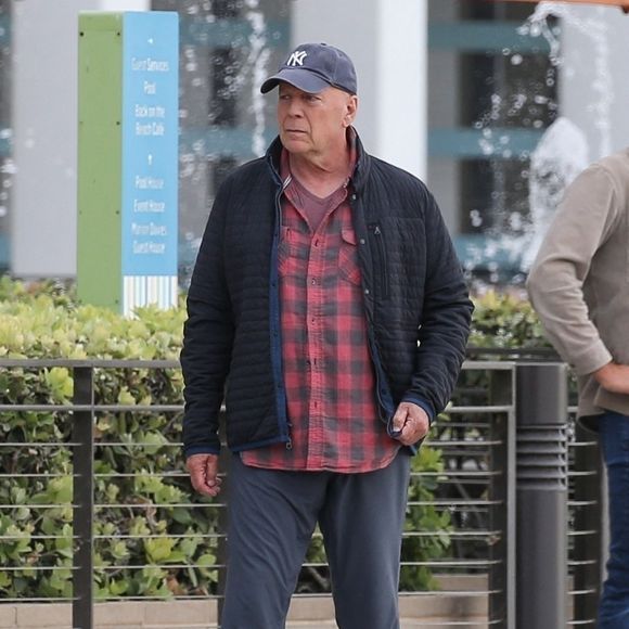 Exclusif - Bruce Willis profite de la brise océanique alors qu'il est aperçu en train de prendre son petit-déjeuner avec quelques amis à Santa Monica le 18 décembre 2023. Backgrid USA / Bestimage
