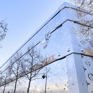 Louis Vuitton va ouvrir son hôtel de luxe de 6000 m2 sur les Champs Elysées !  Situé au 103 avenue des Champs-Elysées à Paris, ce bâtiment incroyable se situera juste en face du célèbre flagship de Louis Vuitton.
 Jack Tribeca/Bestimage